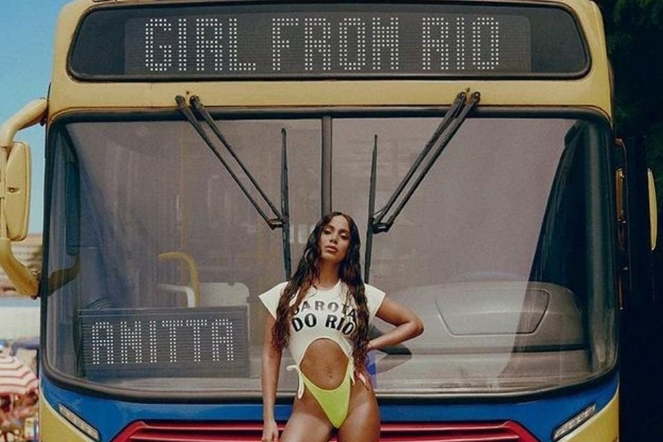 Vídeo: Anitta escolheu uma calça Louis Vuitton azul e mostrou seu rebolado  em vídeo - Purepeople