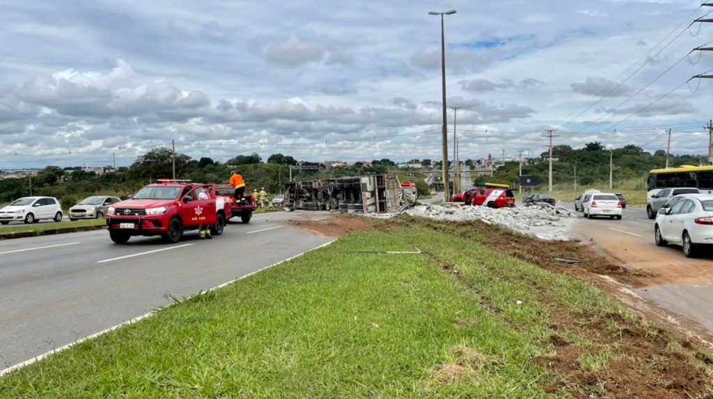 Carreta de cimento tomba e deixa EPIA completamente interditada