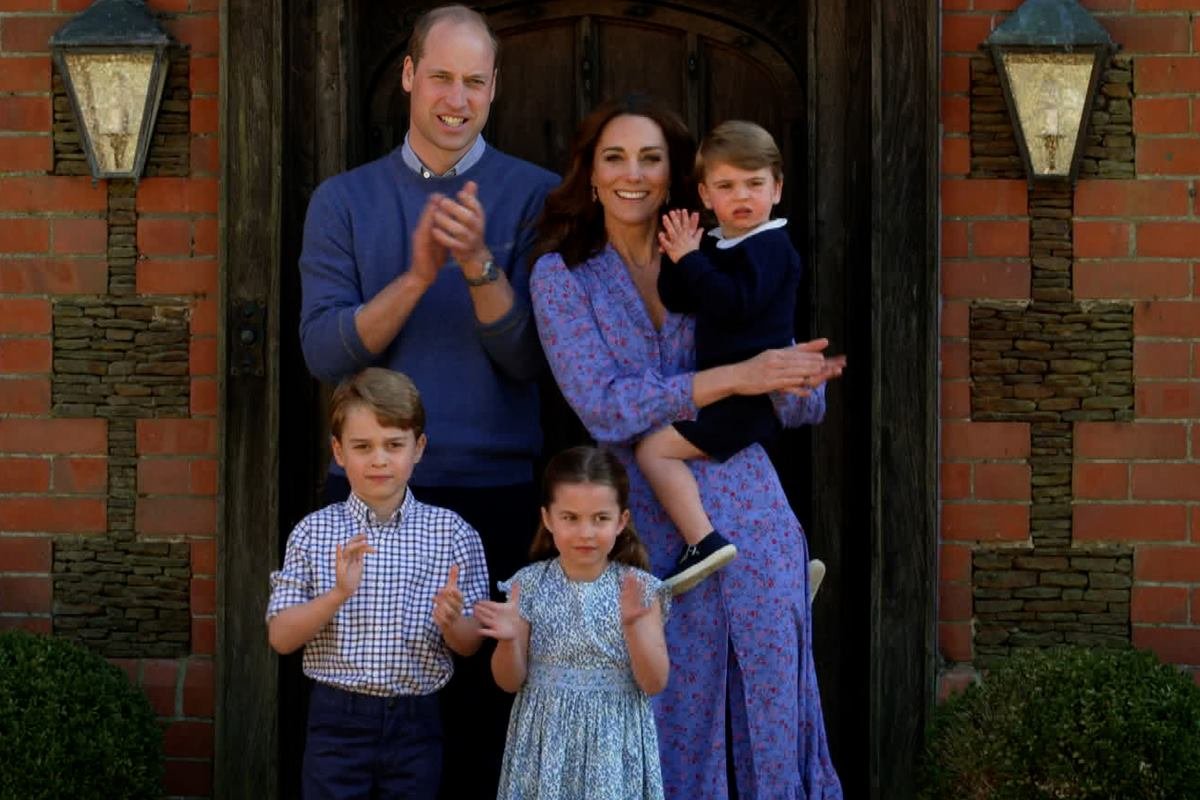 Príncipe William e Kate Middleton com George.  Charlotte e Louis