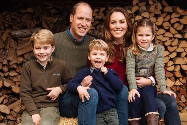 Príncipe William e Kate Middleton com George, Louis e Charlotte