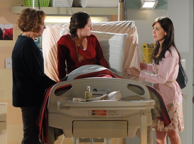 Eva ( Ana Beatriz Nogueira ) , Ana ( Fernanda Vasconcellos ) e Manu ( Marjorie Estiano ) em A Vida da Gente
