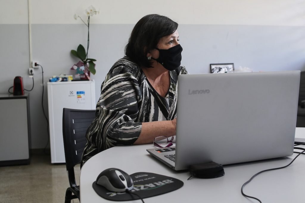 Eliana Honain, secretária de Saúde de Araraquara, em seu gabinete