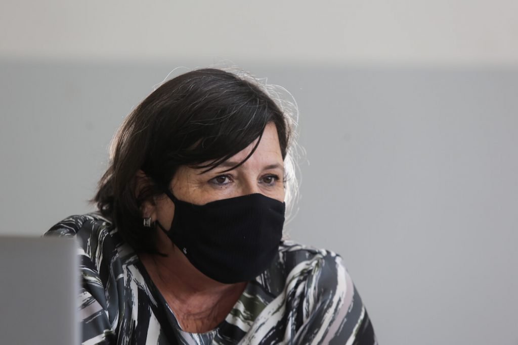 Eliana Honain, secretária de Saúde de Araraquara, em seu gabinete