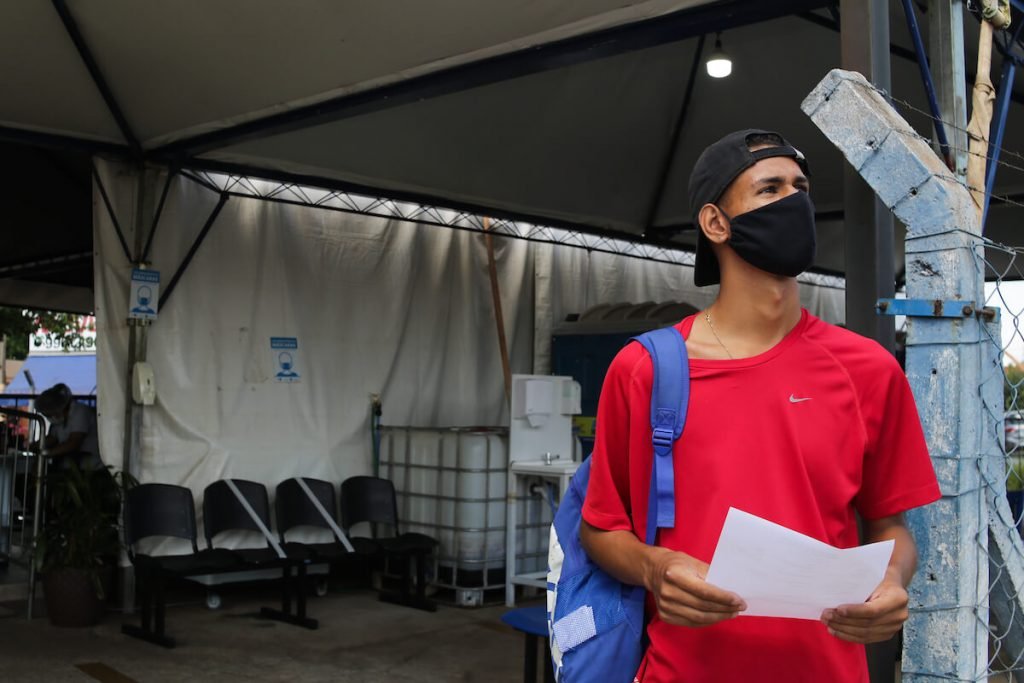 Vinícius Augusto, homem de 19 anos, segura resultado negativo de exame de Covid-19 em UPA de Araraquara