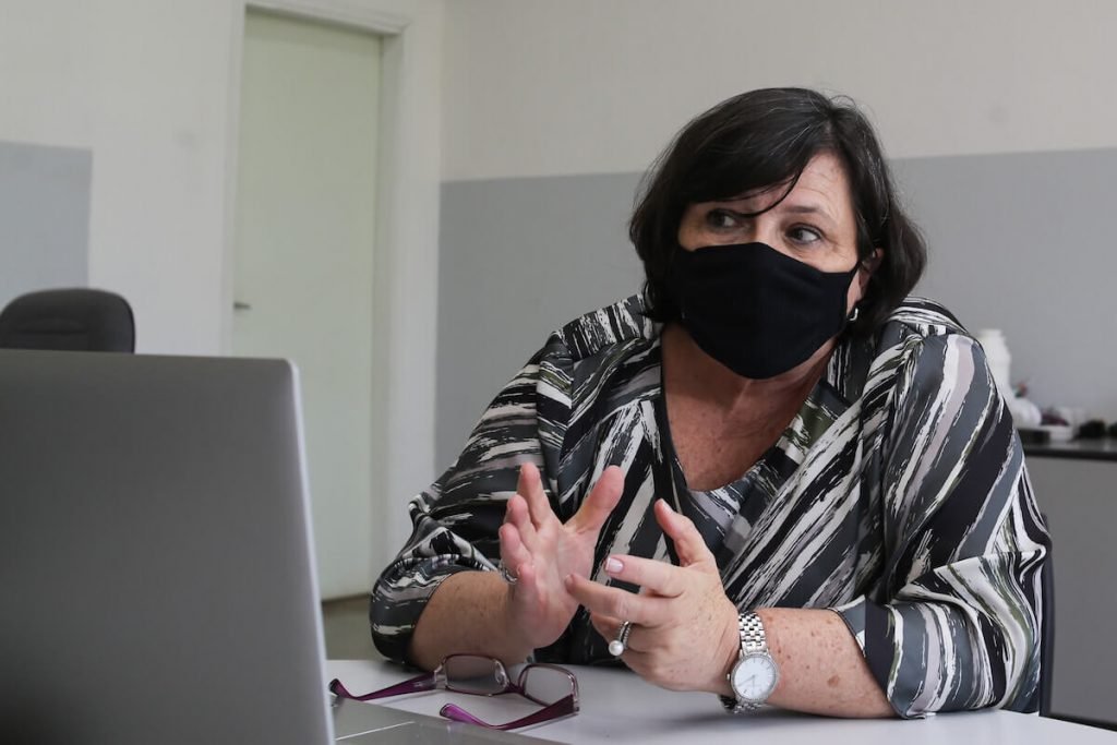 Eliana Honain, secretária de Saúde de Araraquara, em seu gabinete