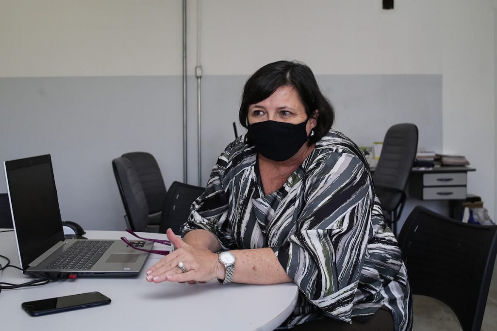 Eliana Honain, secretária de Saúde de Araraquara, em seu gabinete