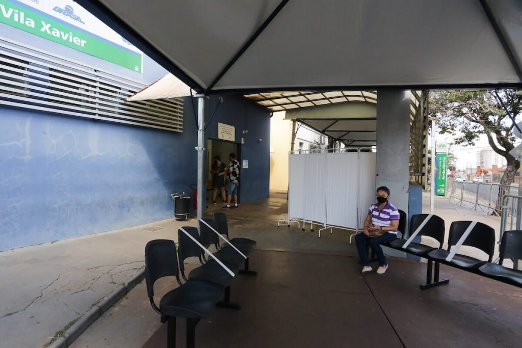 Área de espera da UPA da Vila Xavier, onde mulher aguarda resultado de exame de Covid-19