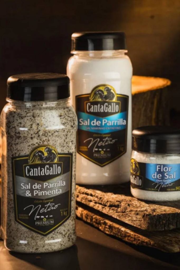 Potes de sal, flor de sal e sal com pimenta