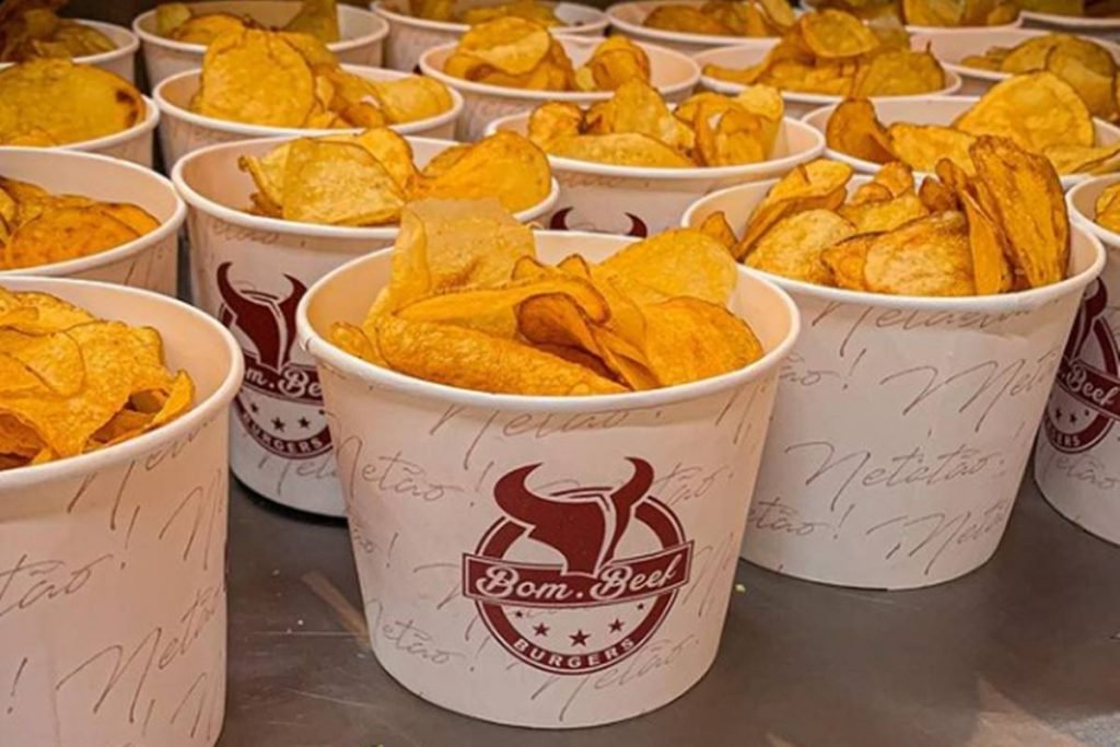 Batatas fritas chips em baldes