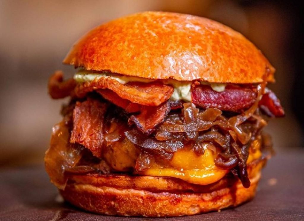 Hambúrguer com bacon, cheddar, cebola caramelizada e maionese verde