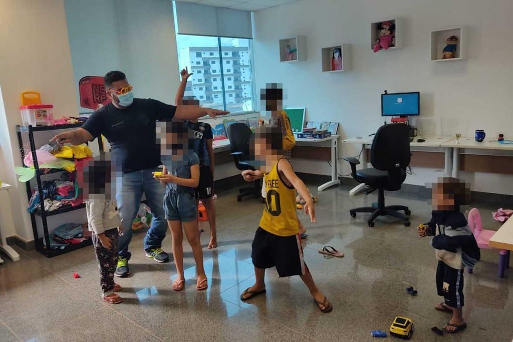 Policiais da 38ª DP resgatam família na Vila São José, em Vicente Pires