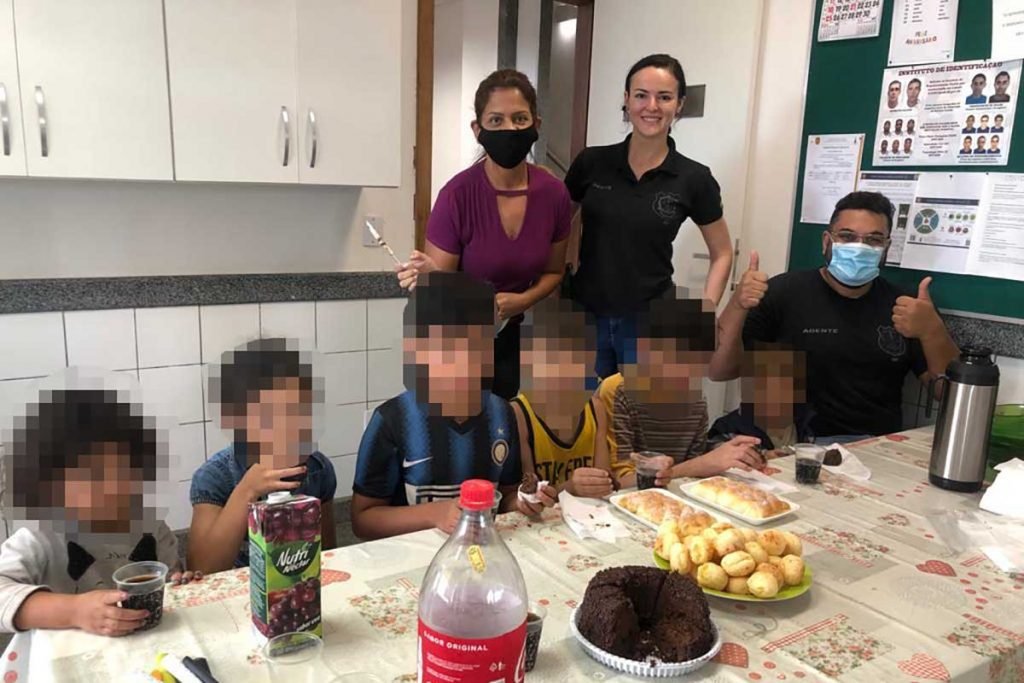 Policiais da 38ª DP resgatam família na Vila São José, em Vicente Pires