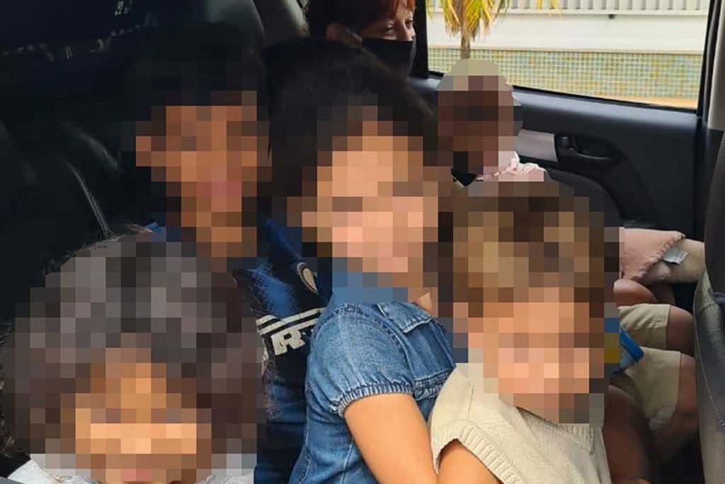 Policiais da 38ª DP resgatam família na Vila São José, em Vicente Pires