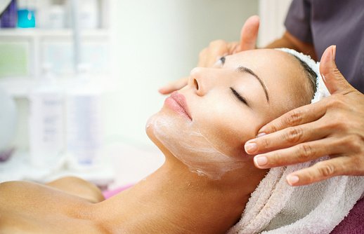 mulher recebendo massagem no salão