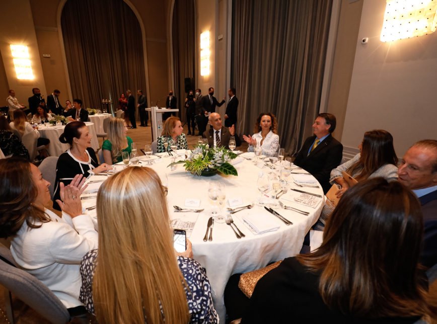 Empresárias e comitiva presidencial almoçaram em palácio de hotel de luxo
