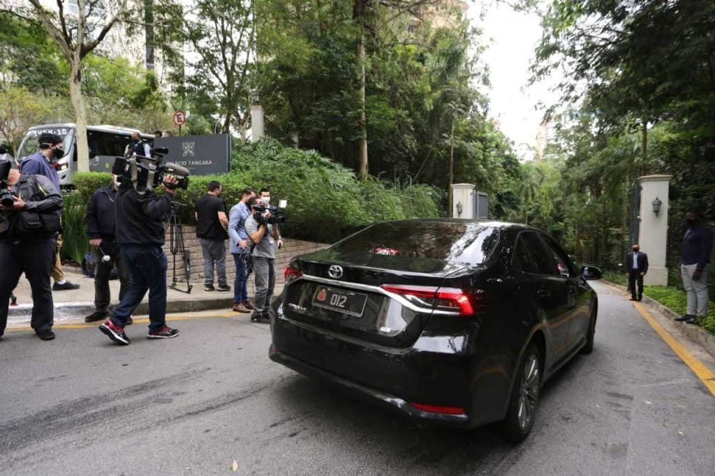 Chegada da comitiva presidencial no Palácio Tangará (2)