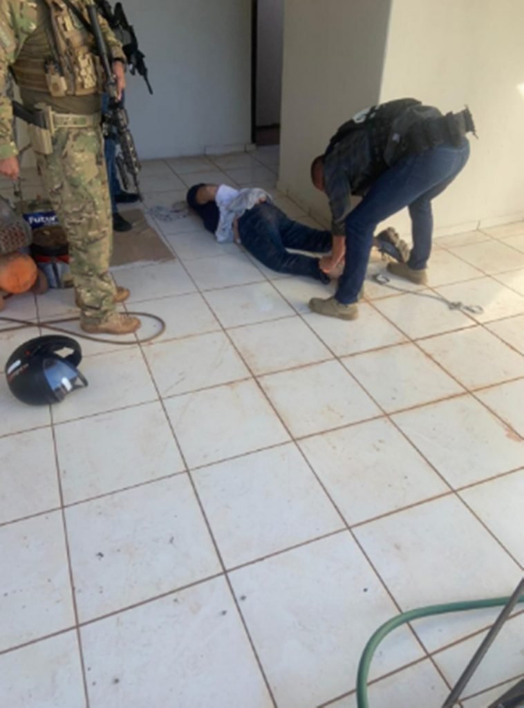 Homem sendo preso