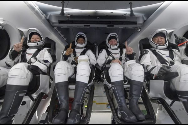 Astronautas da Nasa voltam à Terra