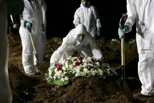 mortes pandemia enterro noturno covid 19 cemitério sao paulo 2