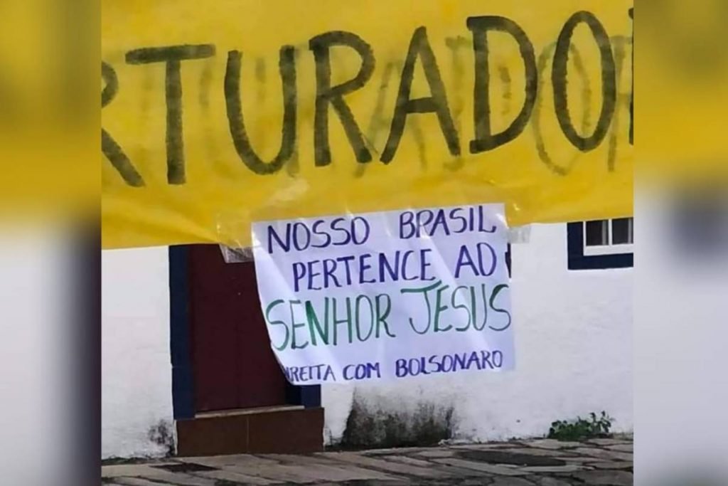 homens vestindo branco, roupas semelhante a da ku klux klan manifestando favorável à tortura na cidade de goiás