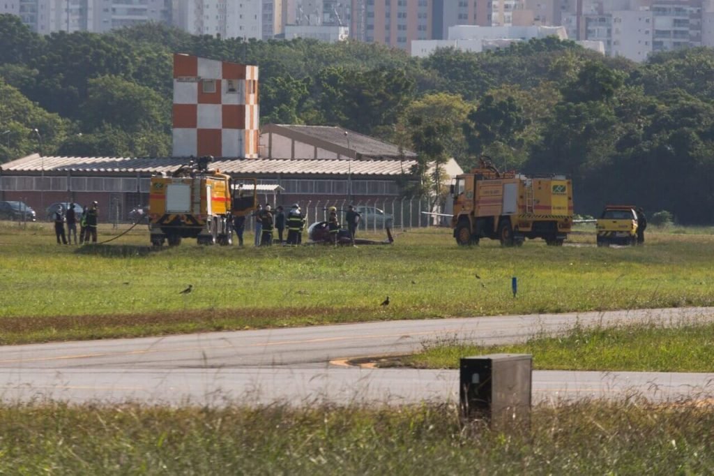 Helicóptero cai no Aeroporto Campo de Marte, em São Paulo