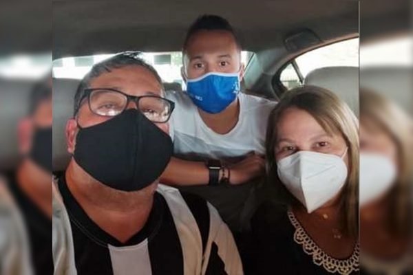 Pai, mãe e filho se vacinam juntos contra Covid-19 em Campo Grande