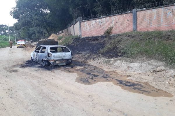 Corpo é Encontrado Carbonizado Dentro Carro Em Curitiba