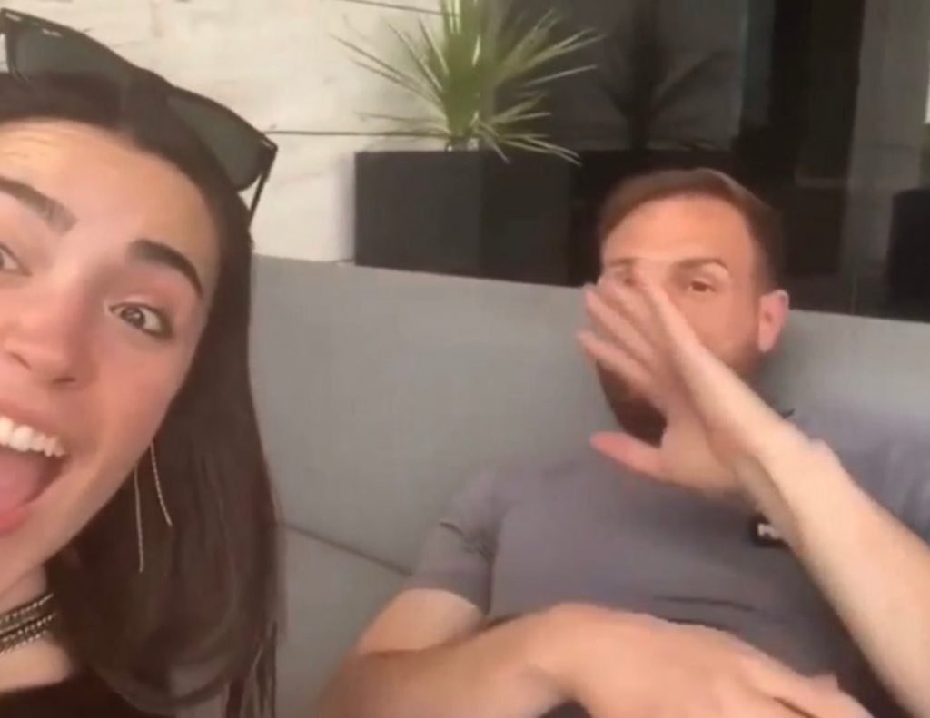 Oblak sem máscara em festa