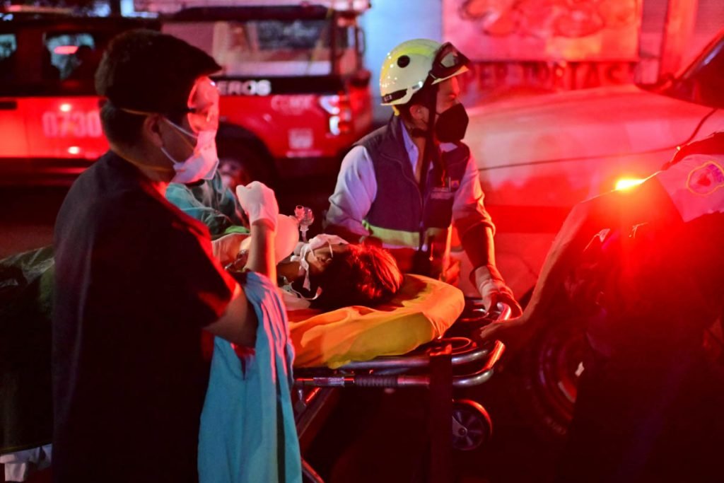 Viaduto desaba com trem do metrô e deixa ao menos 23 mortos no México
