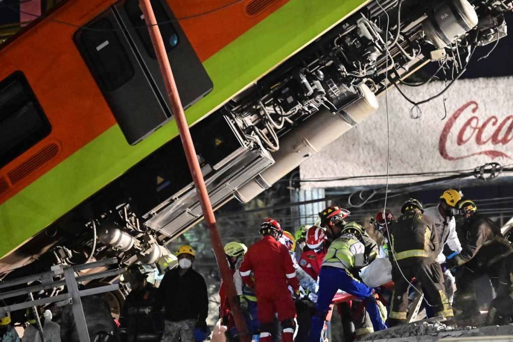 Viaduto desaba com trem do metrô e deixa ao menos 23 mortos no México