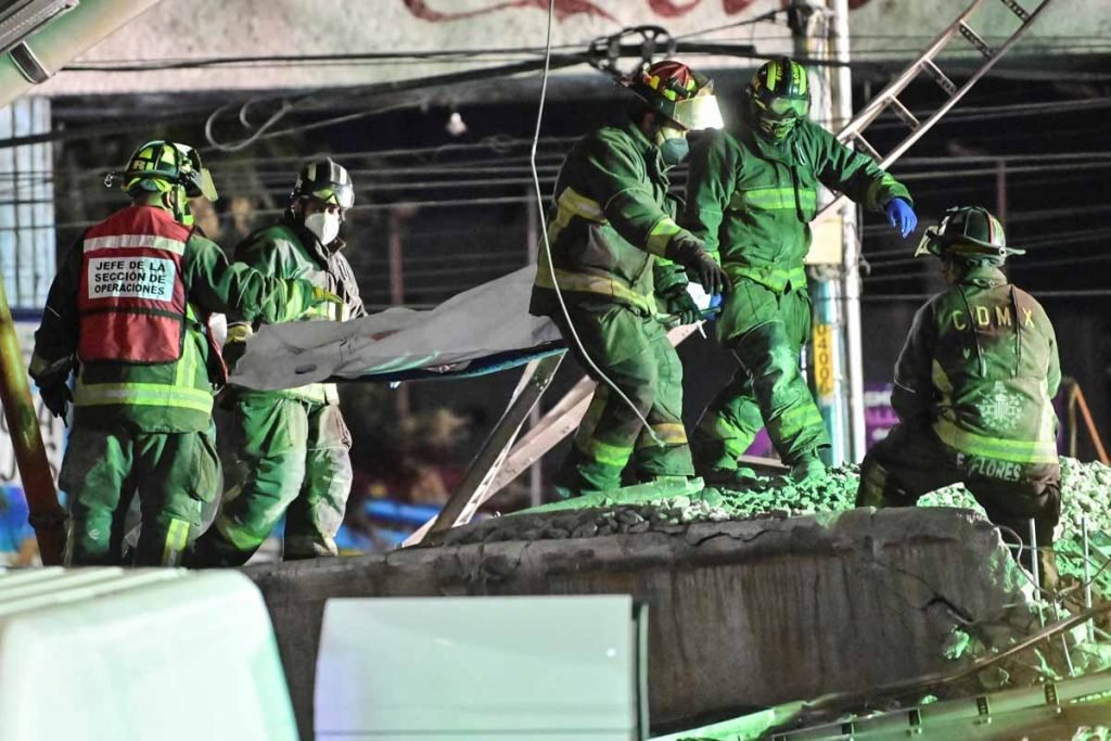 Viaduto desaba com trem do metrô e deixa ao menos 23 mortos no México