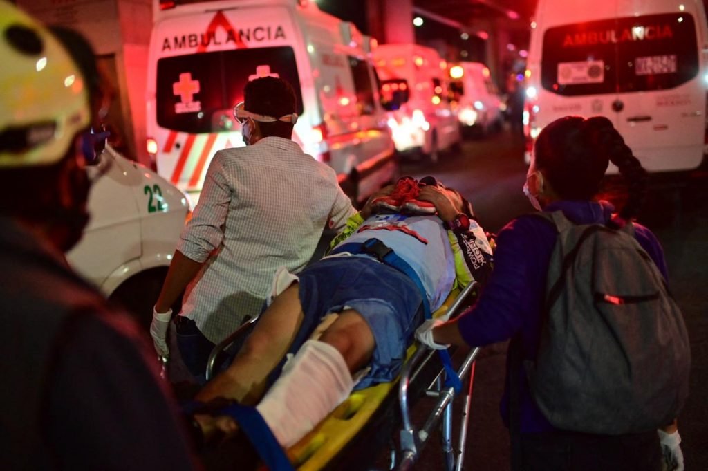 Viaduto desaba com trem do metrô e deixa ao menos 23 mortos no México