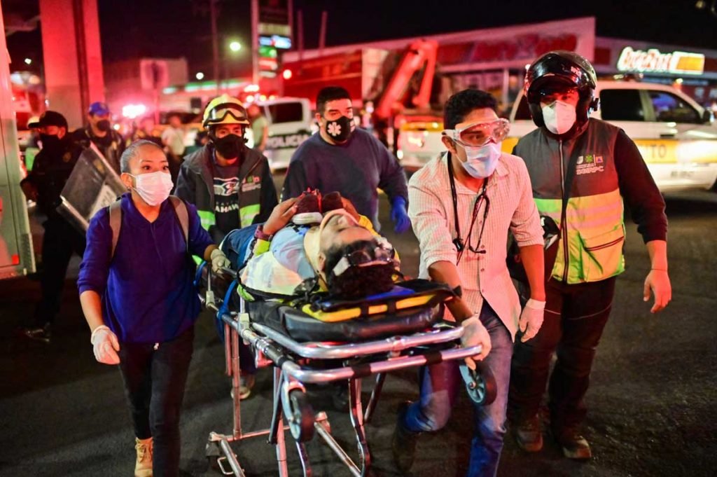 Viaduto desaba com trem do metrô e deixa ao menos 23 mortos no México
