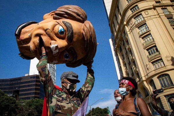 Manifestantes ateiam fogo em boneco de Jair Bolsonaro durante protestos no Rio de Janeiro