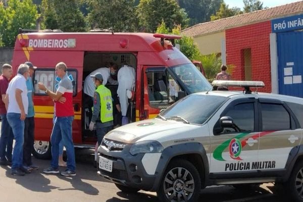 Ambulância e carro da polícia