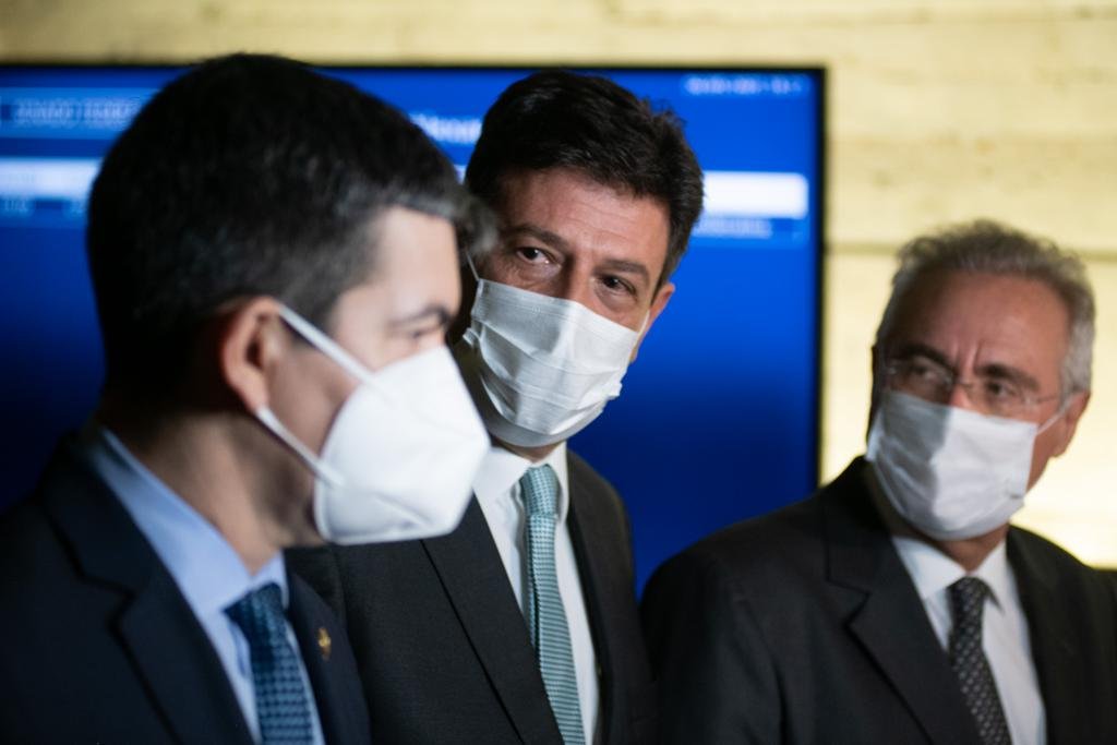 Senadores Randolfe Rodrigues e Renan Calheiros deixam a CPI ao do ex ministro Luiz Henrique Mandetta