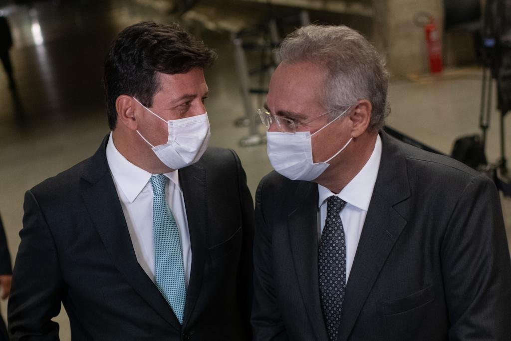 Senadores Randolfe Rodrigues e Renan Calheiros deixam a CPI ao do ex ministro Luiz Henrique Mandetta