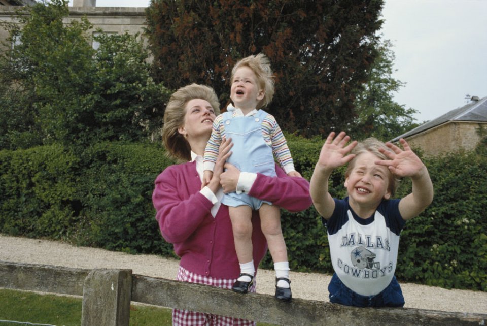 Príncipes William e Harry com sua mãe, Diana