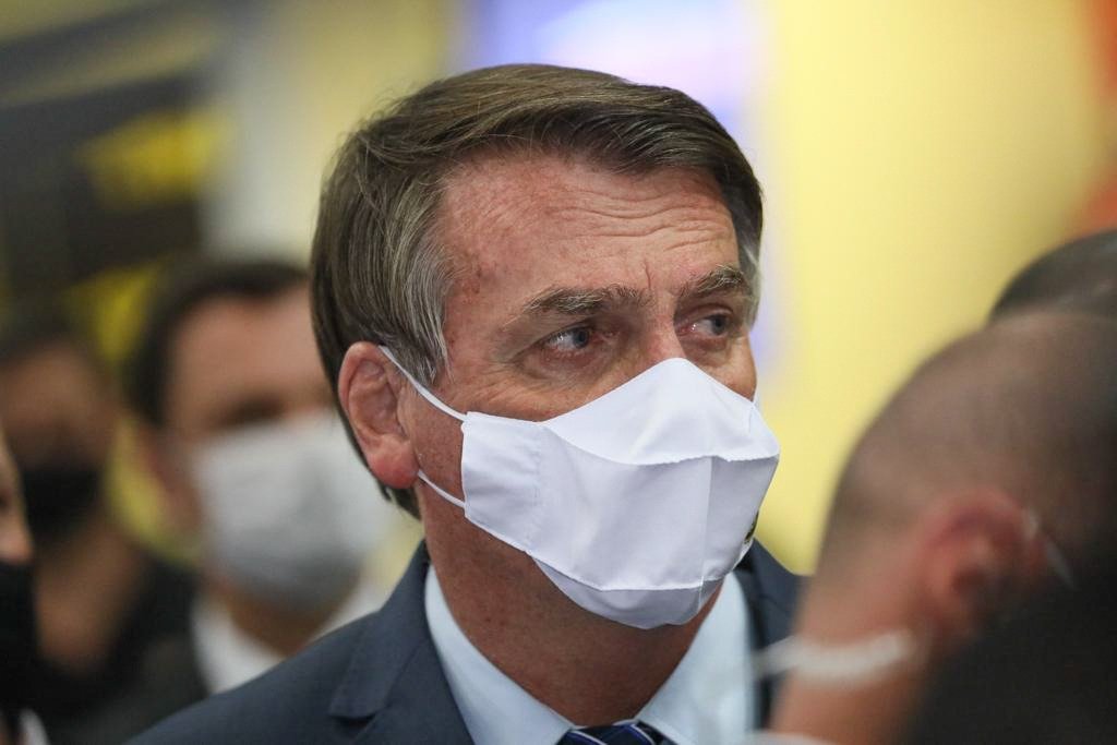 Bolsonaro dá entrevista no Galeão