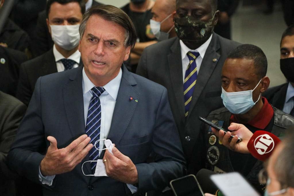 Bolsonaro dá entrevista no Galeão