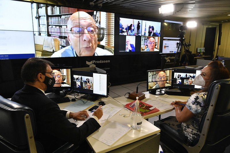França, Kátia Abreu e senadores