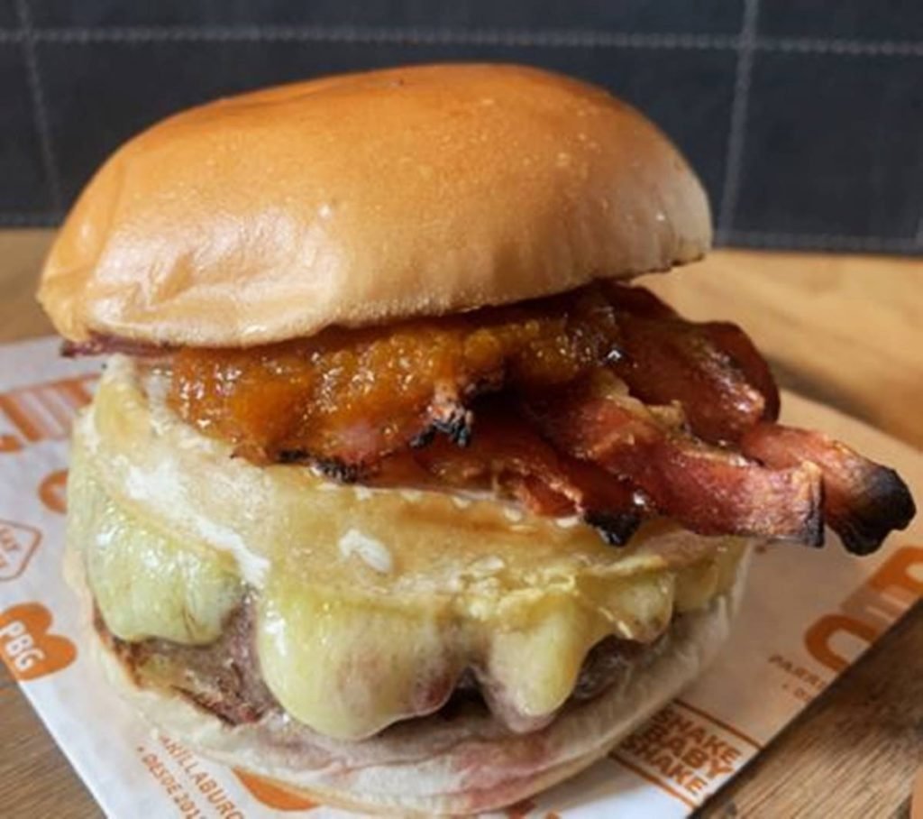 Hambúrguer com queijo, carne, bacon e geleia de buriti