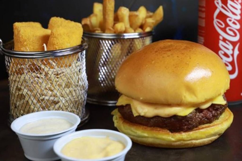 Hambúrguer, fritas, empanados e coca-cola
