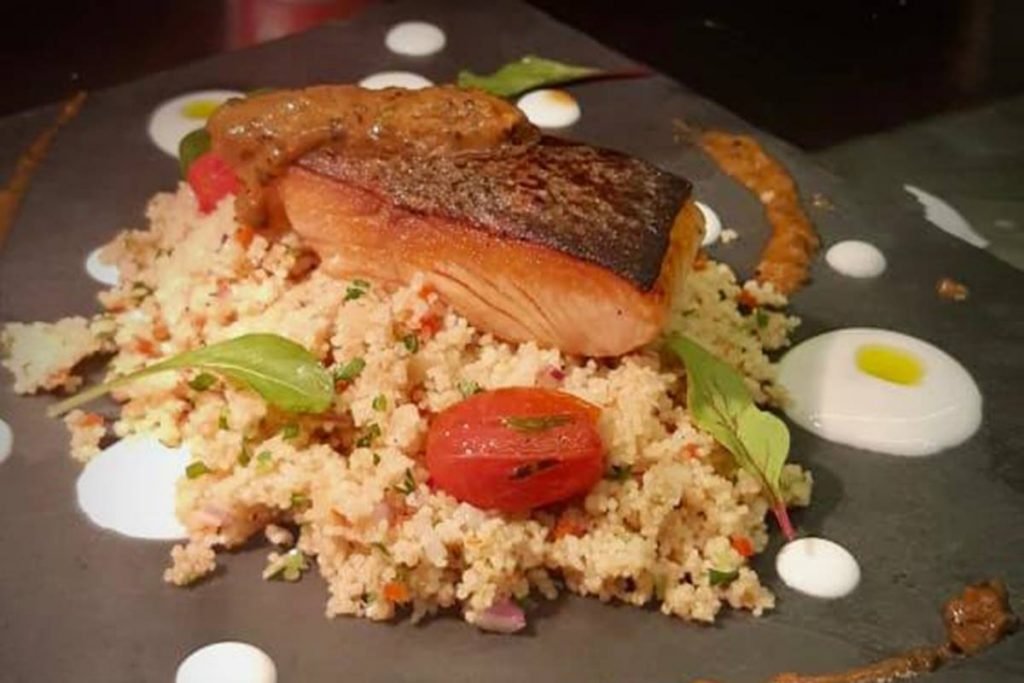 Salmão ao molho de maracujá pérola do cerrado
