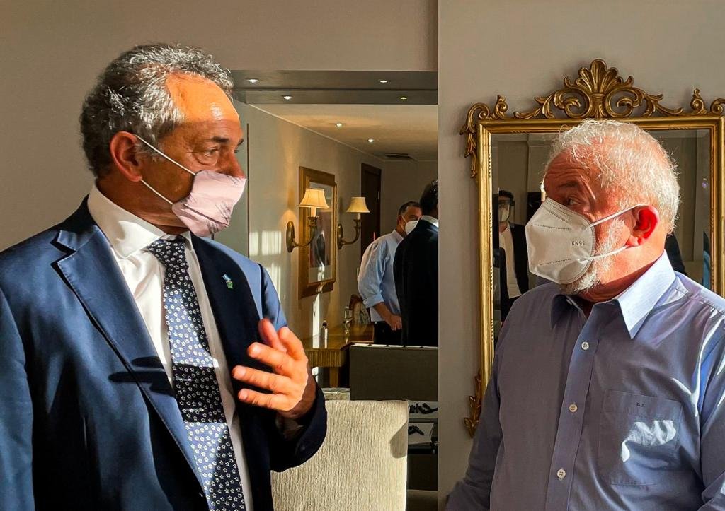 Ex-presidente Luiz Inácio Lula da Silva (PT) e o embaixador da Argentina no Brasil, Daniel Scioli