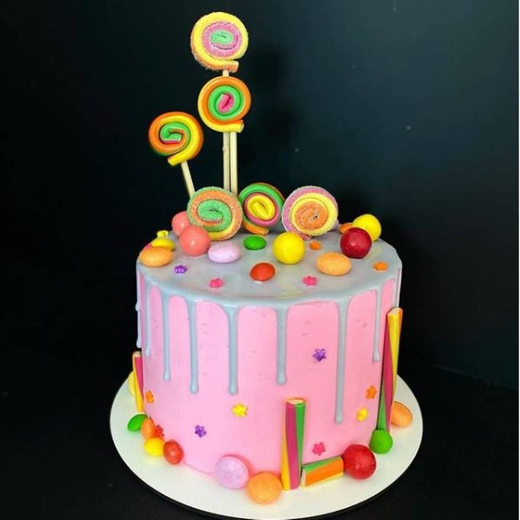 Bolo rosa decorado com finis