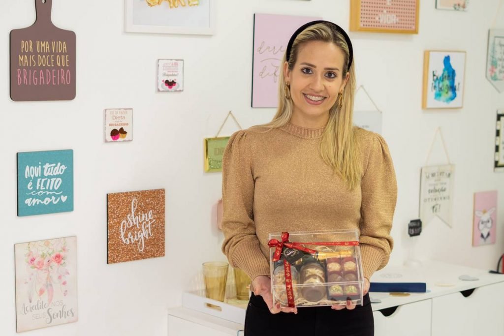 Gabriela Motta com caixa de doces nas mãos