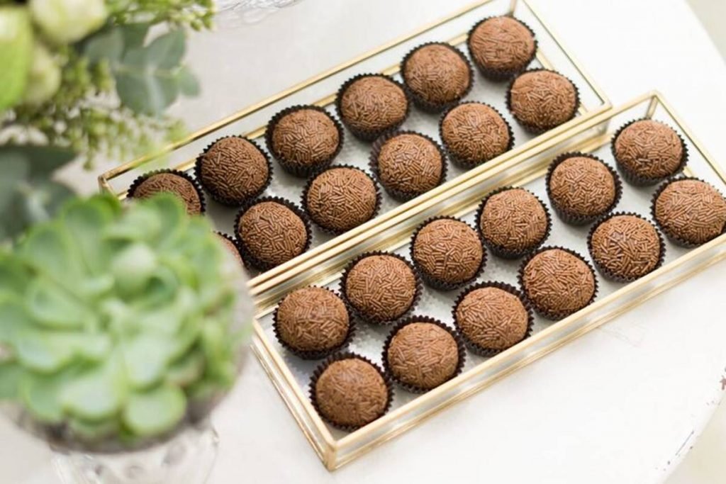 bandejas com brigadeiros
