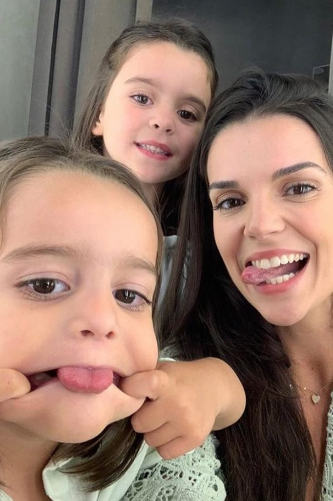 Bruna Slaviero com as filhas Nina e Alexa