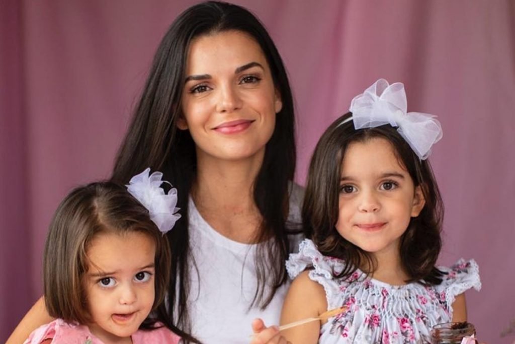 Bruna Slaviero com as filhas Nina e Alexa
